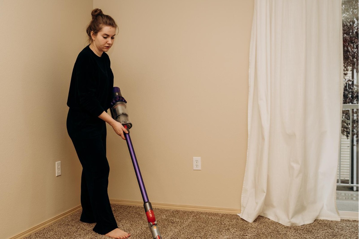 Aspirateur utilisé le long des plinthes et recoins pour réduire les punaises de lit avant traitement.